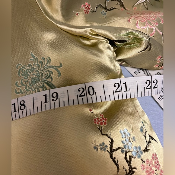 Elegant Gold Robe - Picture 14 of 16